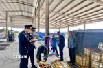 Lực lượng Hải quan Cửa khẩu cầu Bắc Luân II (Móng Cái-Quảng Ninh) kiểm tra hàng hóa nhập khẩu tại bãi kiểm hóa. (Ảnh: TTXVN phát)