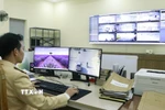 Cảnh sát Giao thông Yên Bái kiểm tra các xe vi phạm trên hệ thống phạt nguội qua camera giám sát giao thông. (Ảnh: Đinh Thùy/TTXVN)