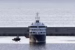 Tàu du lịch MV Hondius cập bến Tenerife, thuộc quần đảo Canary, Tây Ban Nha ngày 10/5/2026. (Ảnh: THX/TTXVN)