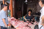 Một quầy thịt lợn trên phố Bạch Đằng (Hà Nội). (Ảnh minh họa: Hoàng Hiếu/TTXVN)