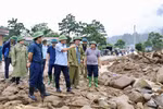 Thứ trưởng Bộ Nông nghiệp và Môi trường Nguyễn Hoàng Hiệp cùng Đoàn công tác đến thăm các điểm bị ảnh hưởng do trận lũ vừa qua tại xã Mường Than, tỉnh Lai Châu. (Ảnh: Thanh Vân)