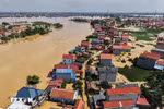 Mưa lũ sau bão số 11 gây thiệt hại trên 8.720 tỷ đồng, còn hơn 12.230 nhà bị ngập. (Ảnh: Hoàng Hiếu/TTXVN)