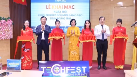 Các đại biểu thực hiện nghi lễ cắt băng khai mạc Ngày hội. (Nguồn: Sở Khoa học và Công nghệ tỉnh Đồng Nai)