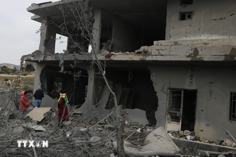 Tòa nhà bị phá hủy sau cuộc không kích của Israel tại thị trấn Kfour, gần Nabatieh, miền Nam Liban. (Ảnh: THX/TTXVN)
