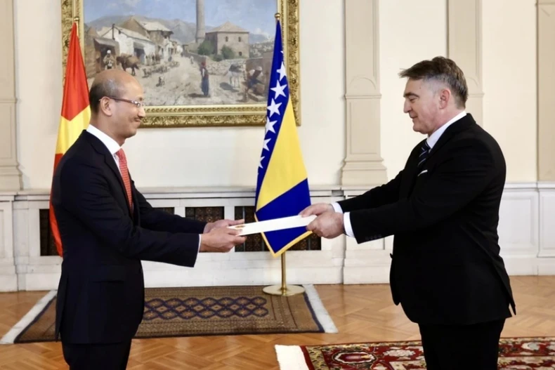 Đại sứ Bùi Lê Thái trình Thư ủy nhiệm lên Chủ tịch Hội đồng Tổng thống Bosnia & Herzegovina Željko Komšić. (Ảnh: VOV)