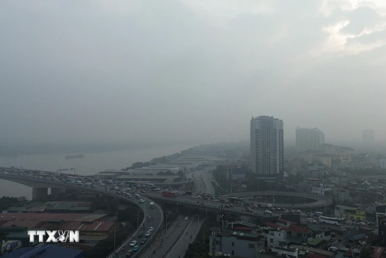 Hà Nội sáng sớm có sương mù. (Ảnh: Phan Phương/TTXVN)