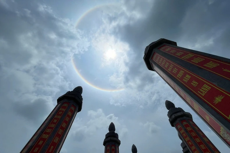 Vầng hào quang Mặt Trời chụp tại Vườn Cột kinh ở chùa Tam Chúc. (Ảnh: Đại Nghĩa/TTXVN)