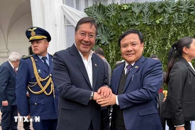 Đại sứ Bùi Văn Nghị chào xã giao Tổng thống Luis Alberto Arce. (Ảnh: TTXVN phát)