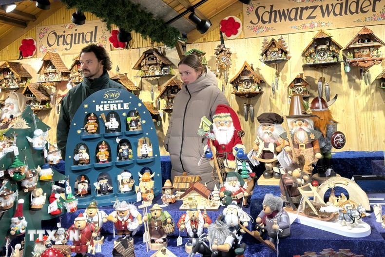 Gian hàng bày bán đồ thủ công và trang trí Giáng sinh mang phong cách Đức truyền thống tại Christkindlmarket. (Ảnh: Ngọc Quang/TTXVN)