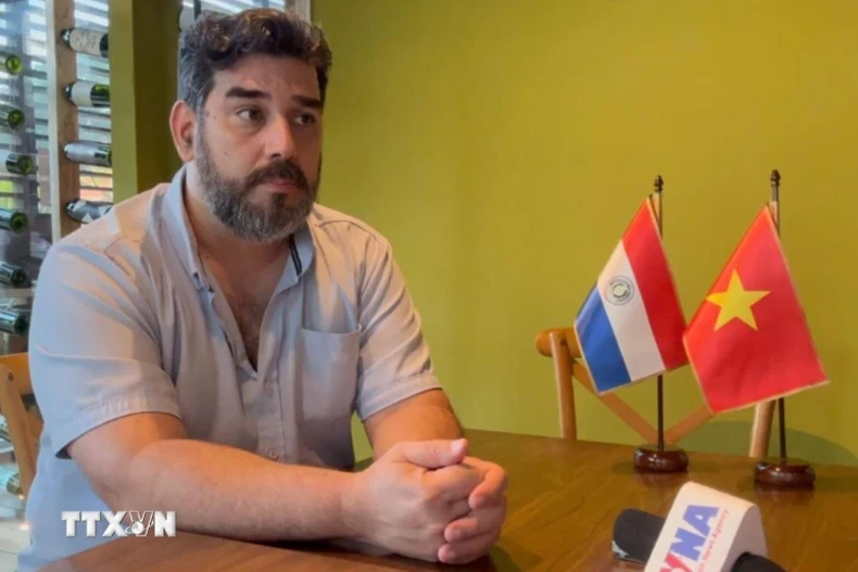 Tổng Bí thư Đảng Cộng sản Paraguay Najeeb Amado trả lời phỏng vấn phóng viên TTXVN tại Asuncion ngày 12/12/2025, nhân kỷ niệm 30 năm thiết lập quan hệ ngoại giao Việt Nam-Paraguay (1995-2025). (Ảnh: Diệu Hương/TTXVN)