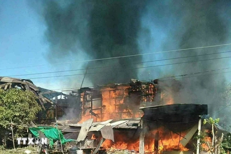 Một ngôi nhà ở tỉnh Sisaket, Thái Lan bị phá huỷ do trúng đạn pháo trong xung đột biên giới với Campuchia, ngày 13/12/2025. (Ảnh: THX/TTXVN)