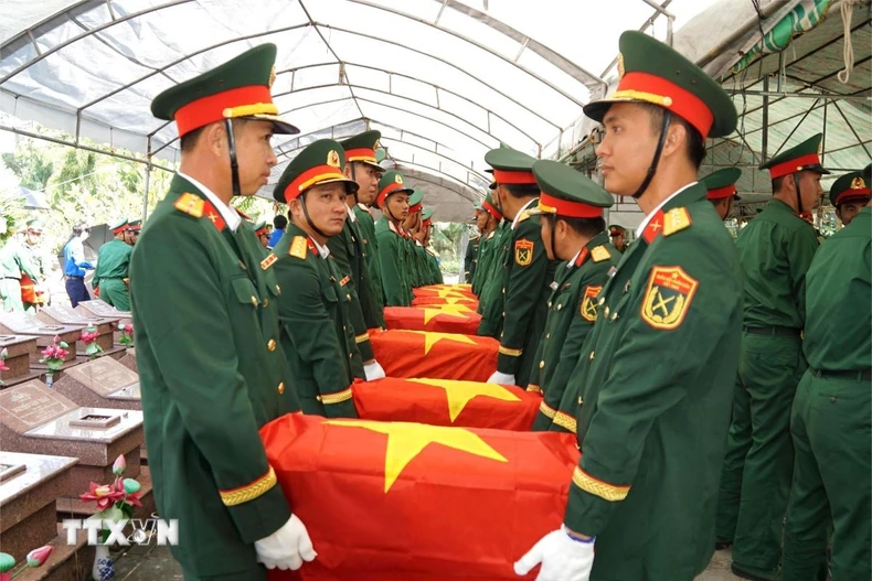 Truy điệu và cải táng hài cốt liệt sỹ. (Ảnh: Huỳnh Phúc Hậu/TTXVN)