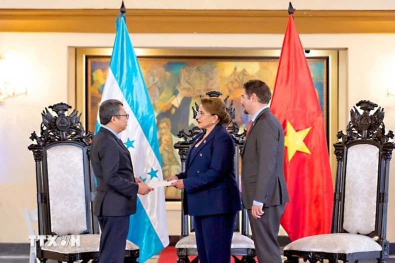 Đại sứ Việt Nam tại Mexico kiêm nhiệm Honduras Nguyễn Văn Hải đã trình Thư ủy nhiệm của Chủ tịch nước Lương Cường lên Tổng thống Honduras Xiomara Castro. (Ảnh: TTXVN phát)