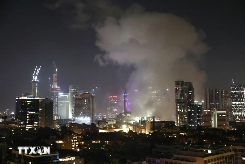 Khói bốc lên sau vụ không kích của Iran xuống Tel Aviv nhằm đáp trả các vụ tấn công của lực lượng Israel tối 13/6/2025. (Ảnh: THX/TTXVN)