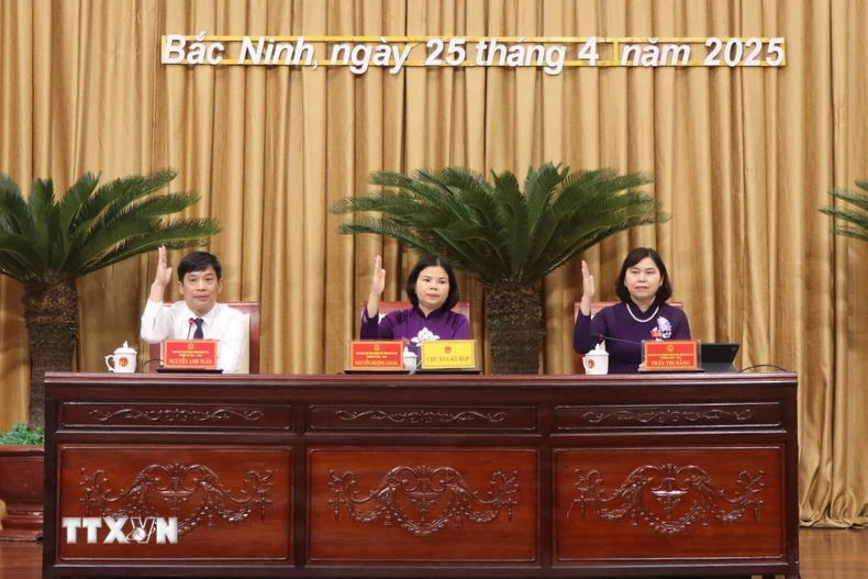 Các đại biểu biểu Hội đồng Nhân dân tỉnh Bắc Ninh quyết thông qua Nghị quyết. (Ảnh: Thanh Thương/TTXVN)