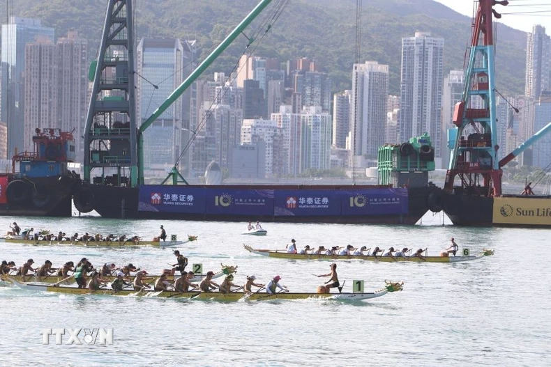 Các đội đua chuẩn bị cán đích. (Ảnh: Xuân Vịnh/TTXVN)