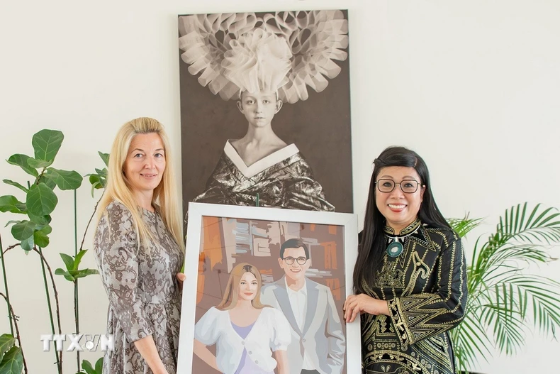 Phu nhân Lê Thị Bích Trân dành tặng món quà vô cùng ý nghĩa cho Phu nhân Evelin Oras. Đó là bức tranh ghép hình Thủ tướng Estonia Kristen Michal và Phu nhân Evelin Oras từ gần 2.000 mảnh vải. (Ảnh: TTXVN)