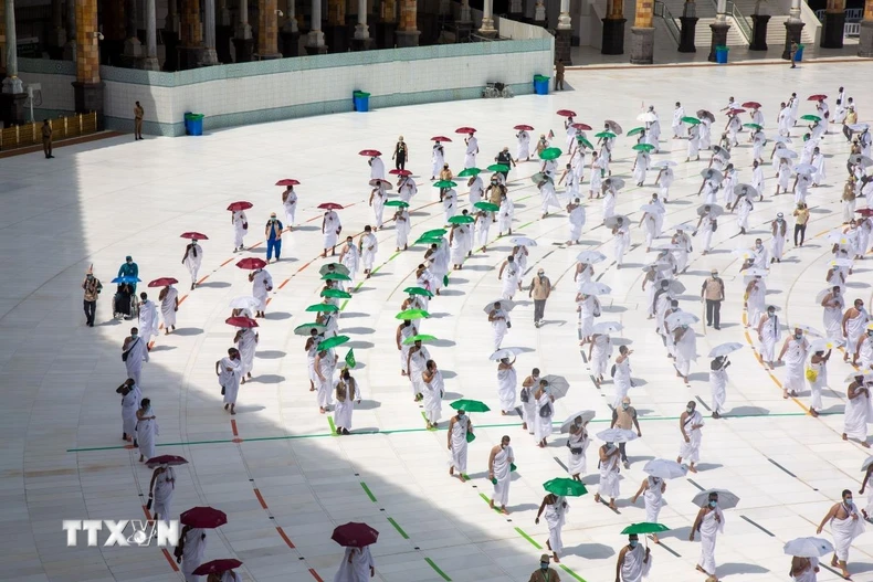 Các tín đồ Hồi giáo cầu nguyện tại Đền thờ Lớn ở thánh địa Mecca, Saudi Arabia, trong lễ hành hương Hajj. (Ảnh: THX/TTXVN)