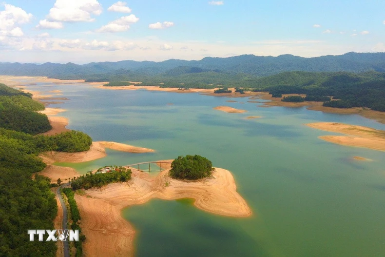 Hồ Kẻ Gỗ nằm yên bình trong khu bảo tồn thiên nhiên quốc gia. (Ảnh: Nhật Anh/TTXVN)