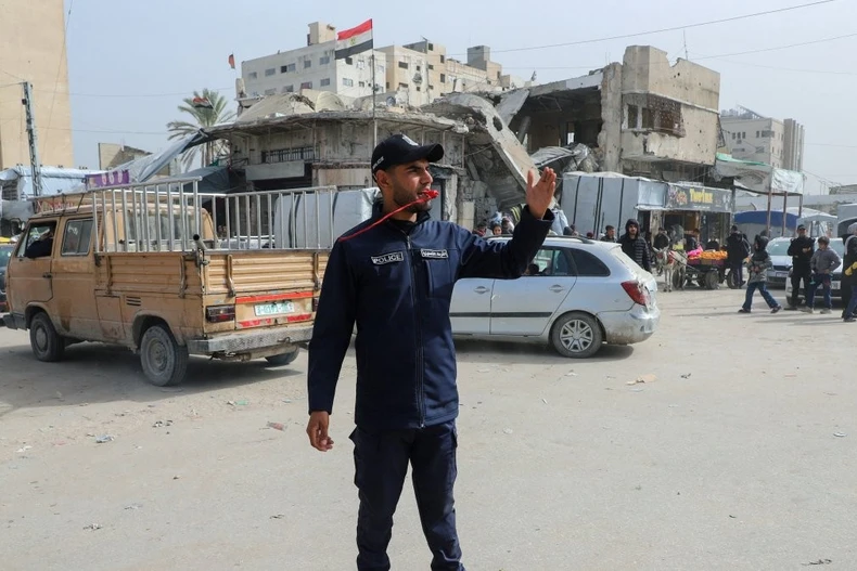 Một cảnh sát điều tiết giao thông ở Gaza. (Ảnh: Reuters)