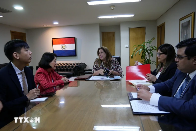 Đại sứ Ngô Minh Nguyệt và Tổng Vụ trưởng Chính sách Đa phương trực thuộc Bộ Ngoại giao Paraguay Nimia Da Silva Boschert trao đổi các biện pháp thúc đẩy hơn nữa quan hệ hợp tác chính trị, kinh tế và thương mại giữa hai nước, đặc biệt tại các diễn đàn đa phương và khu vực như Liên hợp quốc và Mercosur. (Ảnh: Diệu Hương/TTXVN)