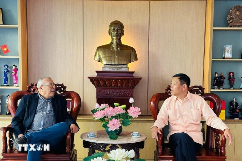 Đại sứ Vũ Trung Mỹ tiếp Chủ nhiệm Ủy ban Đối ngoại Quốc hội, Chủ tịch Nhóm Nghị sỹ hữu nghị Venezuela-Việt Nam Saúl Ortega. (Ảnh: Đại sứ quán Việt Nam tại Venezuela cung cấp)