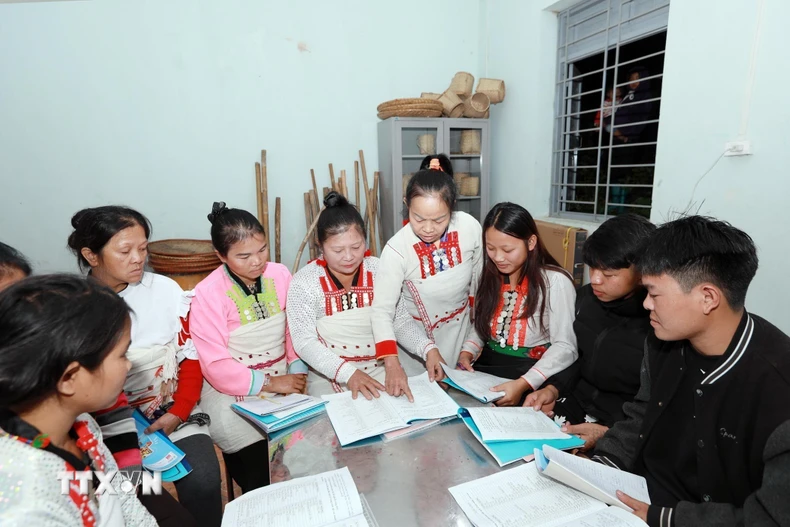 Lớp học tiếng dân tộc Mảng theo hình thức truyền khẩu tại xã biên giới Pa Tần thu hút đông đảo người dân, thanh niên tham gia. (Ảnh: Quý Trung/TTXVN)