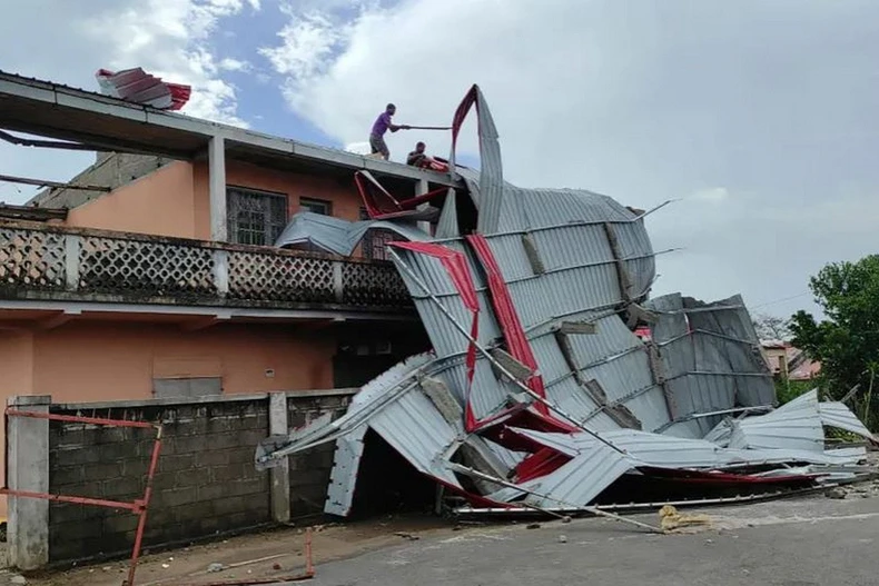 Một ngôi nhà ở quận Mananjary, Madagascar bị tốc mái do bão. (Ảnh: AP)