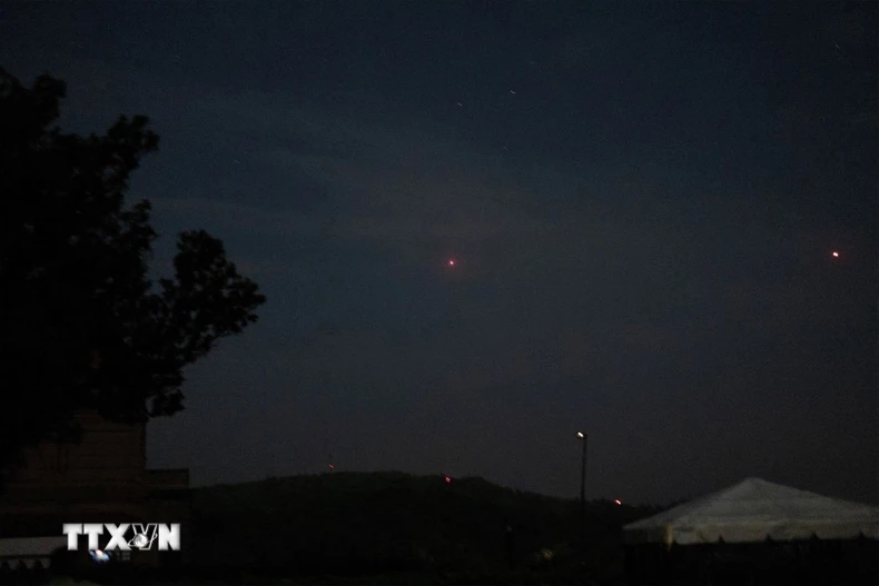 Hệ thống phòng không Ấn Độ đánh chặn các vật thể trên bầu trời tại thành phố Jammu ngày 9/5/2025. (Ảnh: ANI/TTXVN)