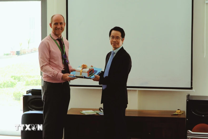 Đại sứ Việt Nam tại Brunei, Trần Anh Vũ trao tặng sách cho lãnh đạo Trường ISB. (Ảnh: TTXVN phát)