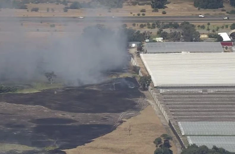 Vụ cháy Bullsbrook đang lan rộng gần một trang trại dâu tây trên đường Davidson. (Ảnh: ABC News )