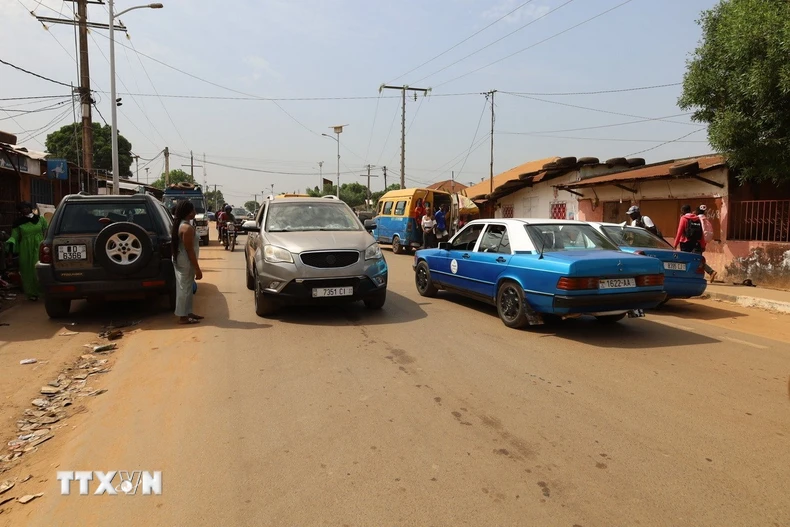 Quang cảnh đường phố ở Bissau, Guinea-Bissau ngày 26/11/2025. (Ảnh: THX/TTXVN)