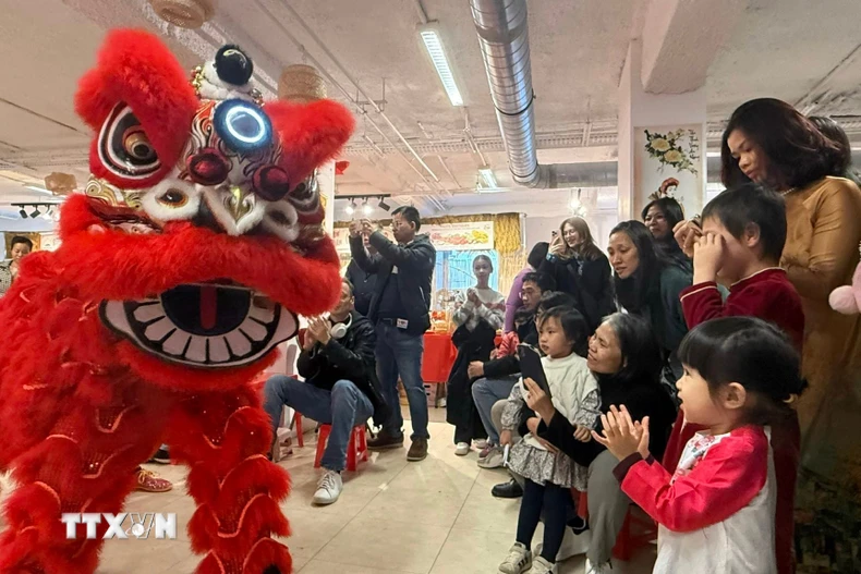 Trẻ em thích thú với tiết mục múa lân tại Chợ Xuân Bính Ngọ 2026. (Ảnh: Hữu Chiến/TTXVN)