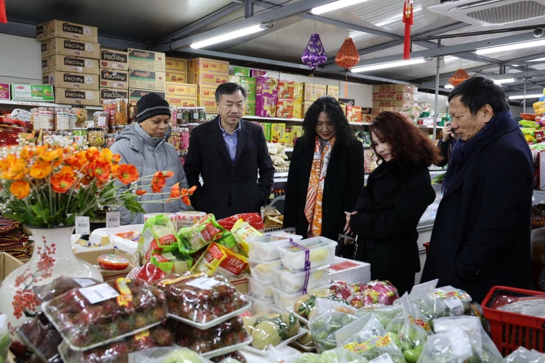 Đại sứ và phu nhân cùng lãnh đạo cộng đồng người Việt tới thăm một cửa hàng bán các sản phẩm truyền thống của Việt Nam tại Trung tâm thương mại Sapa. (Ảnh Việt Thắng/TTXVN)