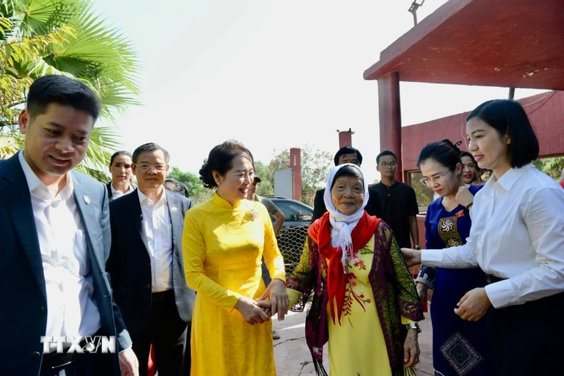 Bà Nguyễn Thị Thanh Nga, Phu nhân Chủ tịch Quốc hội Trần Thanh Mẫn với cộng đồng người Việt tại Làng Việt Nam ở Maroc, thành phố Kenitra. (Ảnh: TTXVN phát)