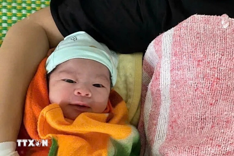 Sau khi chào đời, bé sơ sinh hồng hào, bú tốt, người mẹ phục hồi nhanh, sức khỏe ổn định. (Ảnh: TTXVN phát)