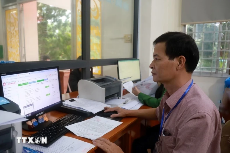 Cán bộ tư pháp-hộ tịch giải quyết thủ tục hành chính cho công dân. (Ảnh minh họa. Xuân Triệu/TTXVN)