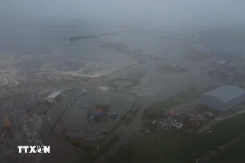 Sóng thần sau động đất gây ngập lụt tại thị trấn Severo-Kurilsk, Nga ngày 30/7/2025. (Ảnh: AA/TTXVN)