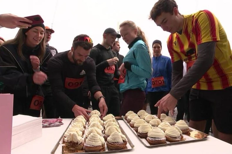 Người tham gia dùng thử những loại bánh ngọt thơm ngon trước khi cán đích.. (Ảnh: DR)