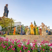 Dòng người đổ về núi Bà Đen chiêm bái bộ ba tượng Phật trước thềm năm mới