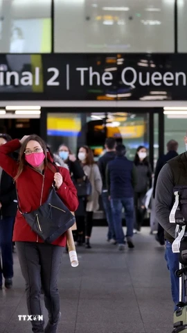 Hành khách tại sân bay Heathrow ở Thủ đô London (Anh). (Ảnh: THX/TTXVN)