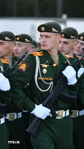 Quân nhân tham gia lễ duyệt binh kỷ niệm 80 năm Ngày Chiến thắng phátxít tại Moskva (Nga), ngày 9/5/2025. (Ảnh: THX/TTXVN)