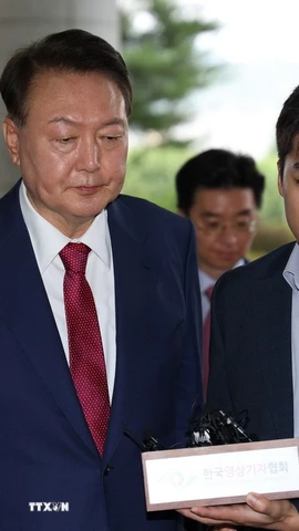 Cựu Tổng thống Hàn Quốc Yoon Suk Yeol (trái). (Ảnh: Yonhap/TTXVN)