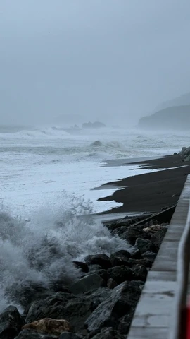 Sóng biển dâng cao và mưa lớn tại Pacifica, bang California (Mỹ) ngày 18/2/2024. (Ảnh: AA/TTXVN)