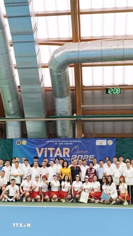 Các tay vợt tham gia Giải quần vợt VITAR Open Hè 2025. (Ảnh: Tâm Hằng/TTXVN)