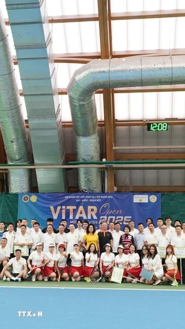 Các tay vợt tham gia Giải quần vợt VITAR Open Hè 2025. (Ảnh: Tâm Hằng/TTXVN)