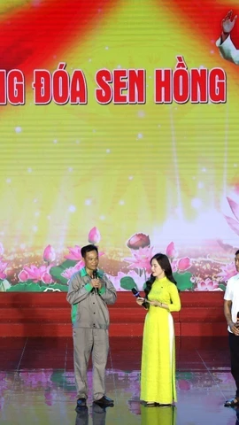 Chương trình giao lưu “Những đóa sen hồng”. (Ảnh: Quang Cường/TTXVN)