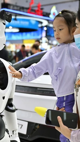 Em nhỏ tương tác với robot Trí tuệ Nhân tạo tại Triển lãm sản phẩm tiêu dùng quốc tế Trung Quốc lần thứ 4 ở tỉnh Hải Nam (Trung Quốc). (Ảnh: THX/TTXVN)