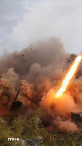 Một cuộc tập trận tấn công hoả lực của đơn vị pháo binh tầm xa Quân đội Nhân dân Triều Tiên. (Ảnh: AFP/TTXVN)