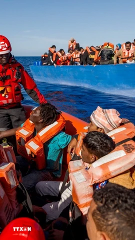Lực lượng cứu hộ giải cứu người di cư trên Địa Trung Hải, ngoài khơi bờ biển Libya. (Ảnh: AFP/TTXVN)